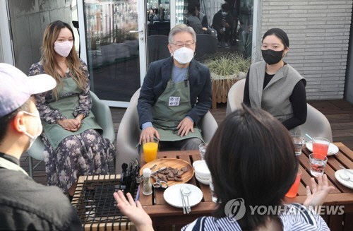 더불어민주당 이재명 대선 후보가 6일 오전 서울 동대문구 청년주택 '장안생활' 테라스에서 청년들과 대화하고 있다.    [국회사진기자단]